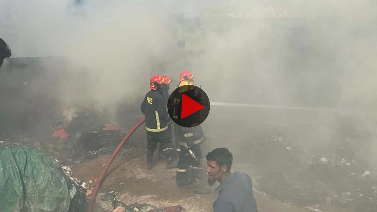 রাজধানীর বসিলাতে গুদামে আগুন, পুড়ে ছাই বস্তির ঘরবাড়ি