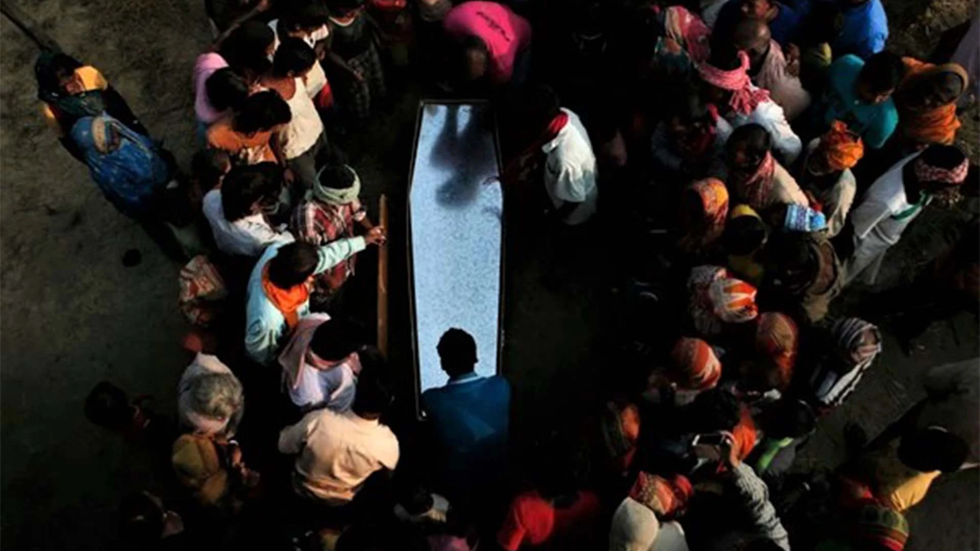 কাতার বিশ্বকাপ: প্রাচুর্যের ঝলসানিতে চাপা পড়া মৃত্যুর মিছিল